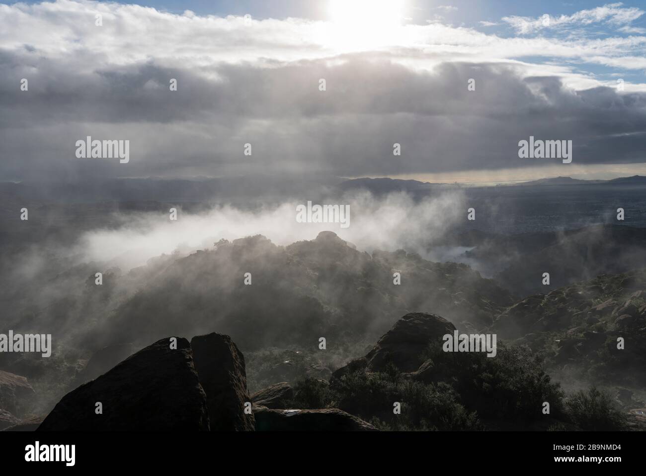 Vista sull'alba dalle montagne di Santa Susana a Los Angeles, California. Foto Stock