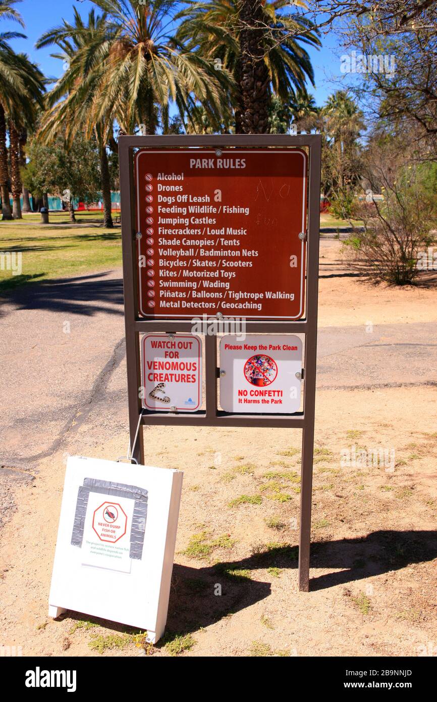 Regole del parco e un avviso per osservare le creature velenose al Parco Agua Caliente a NE Tucson, Arizona Foto Stock