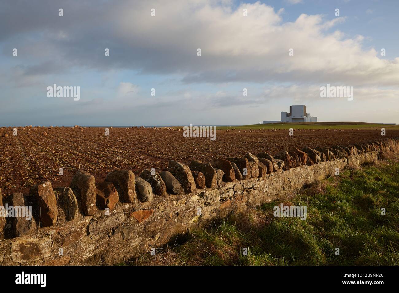 Centrale nucleare di Torness con muro di pietra in primo piano Foto Stock