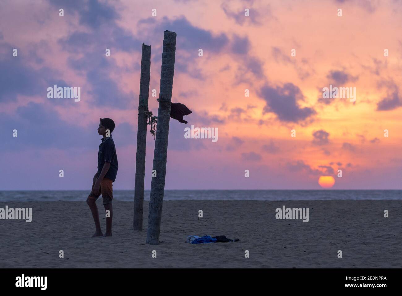 Vista del profilo di un portiere durante una partita sociale di calcio sulla spiaggia di Negombo, Sri Lanka Foto Stock