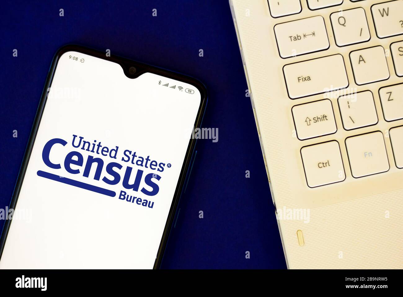 In questa illustrazione fotografica un censimento degli Stati Uniti del 2020 (Bureau) logo visualizzato su uno smartphone. Foto Stock