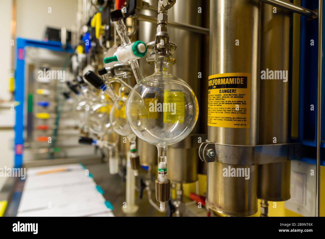 Cambridge ma USA - circa marzo 2020 - un sistema di purificazione dei solventi in laboratorio Foto Stock