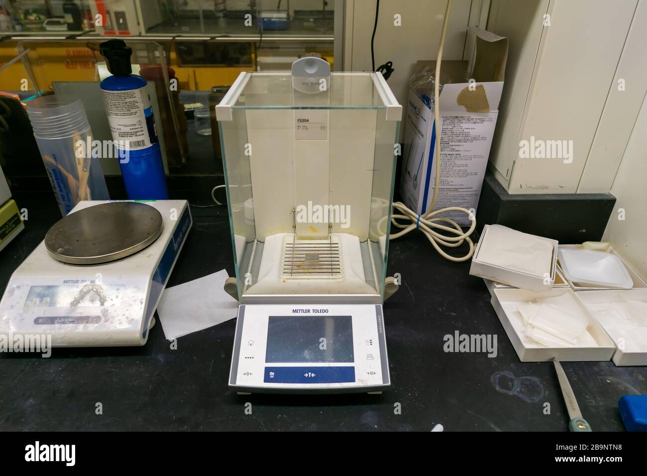 Cambridge ma USA - circa Marzo 2020 - bilancio analitico in laboratorio Foto Stock