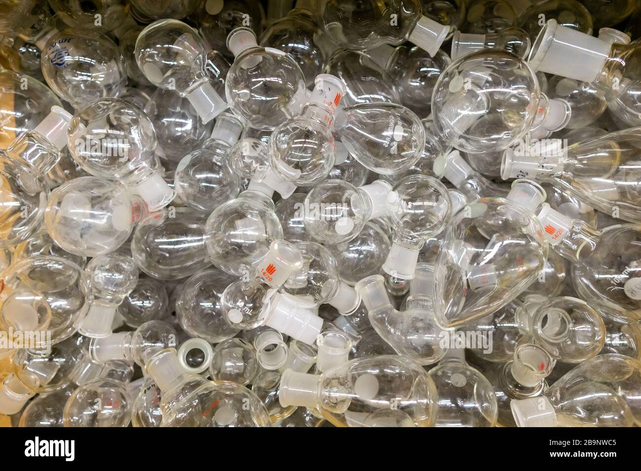 Cambridge ma USA - circa Marzo 2020 - fiasche a fondo tondo in un cassetto Foto Stock