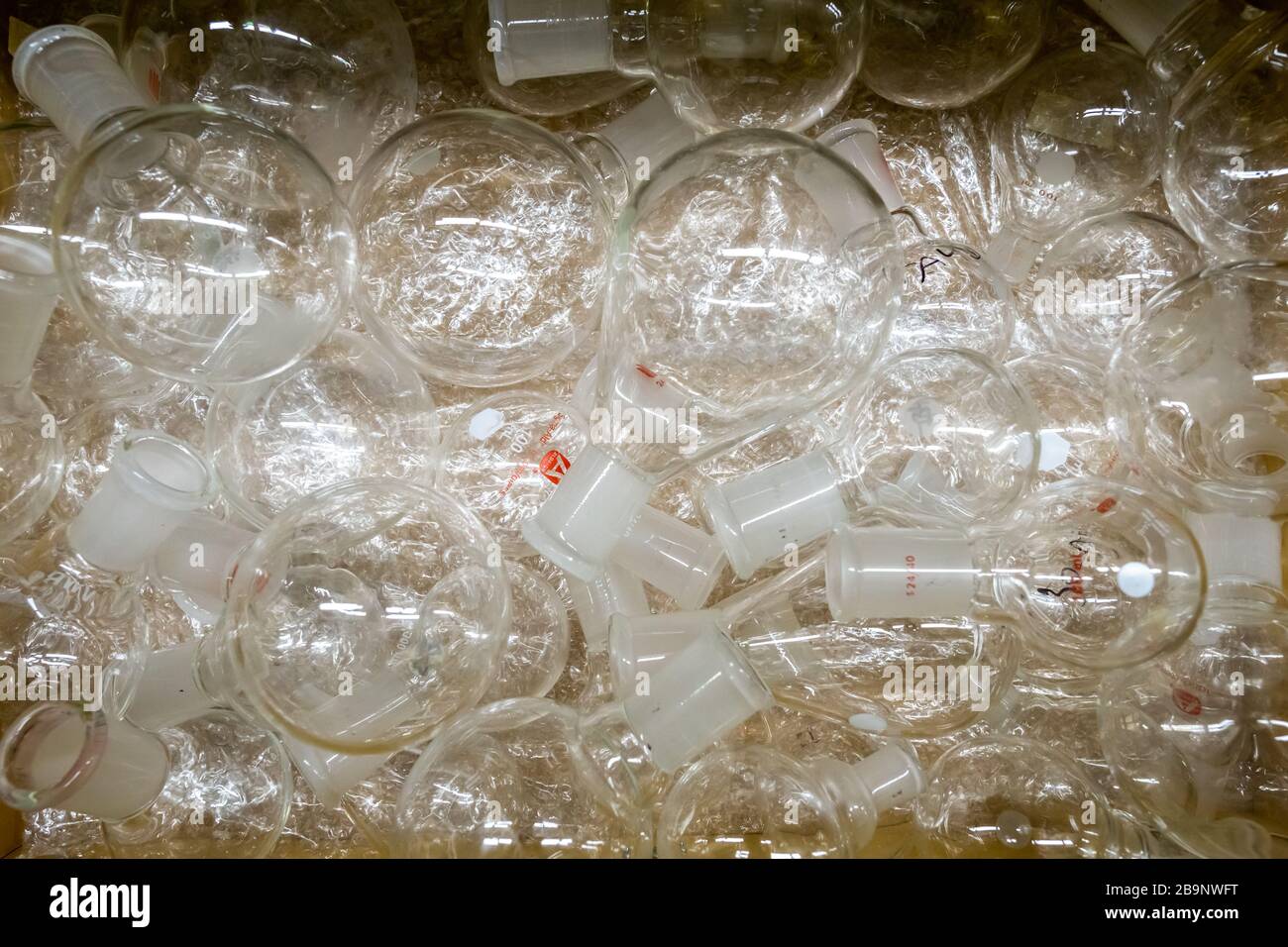 Cambridge ma USA - circa Marzo 2020 - fiasche a fondo tondo in un cassetto Foto Stock