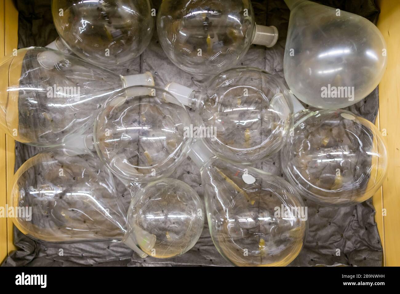 Cambridge ma USA - circa Marzo 2020 - fiasche a fondo tondo in un cassetto Foto Stock