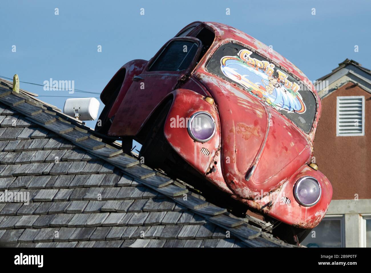 VW Bug in cima a un vecchio vokswagon tetto vintage Foto Stock