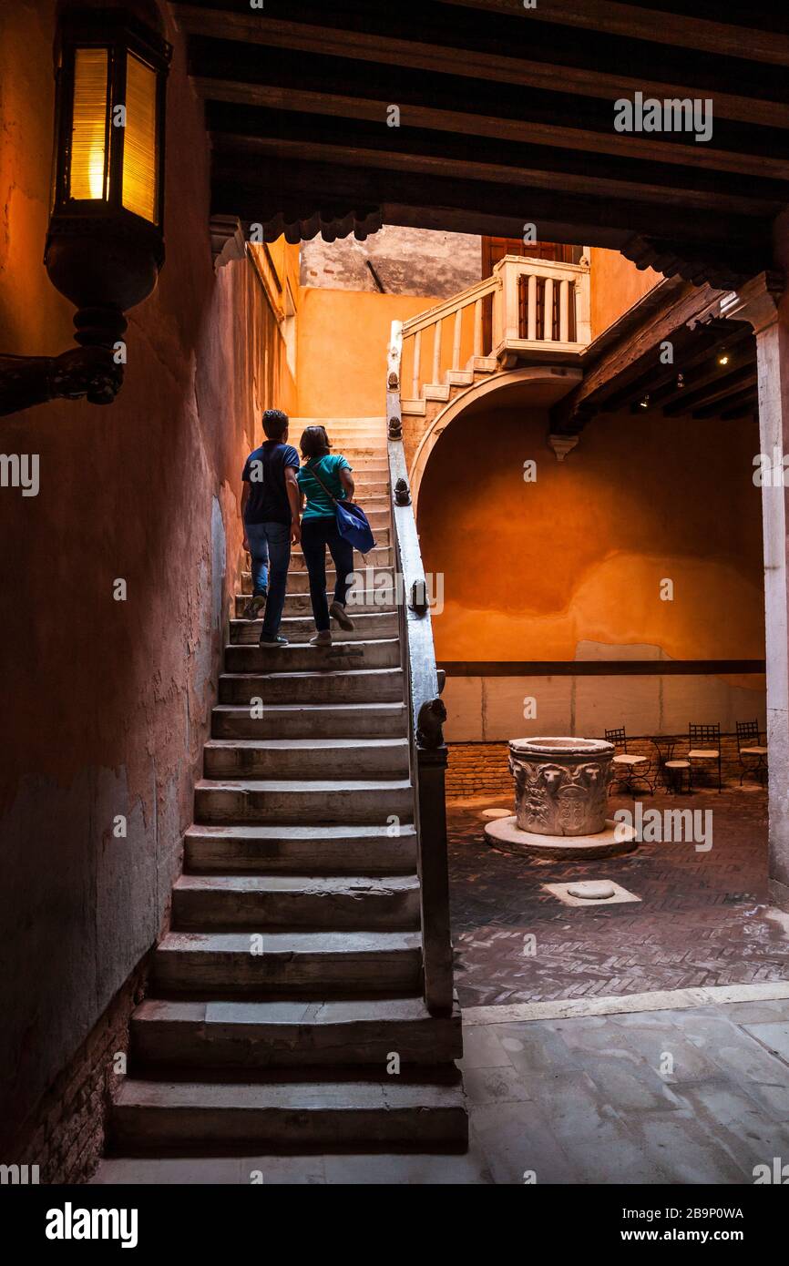 Coppia scalinate in una casa a Venezia. Foto Stock