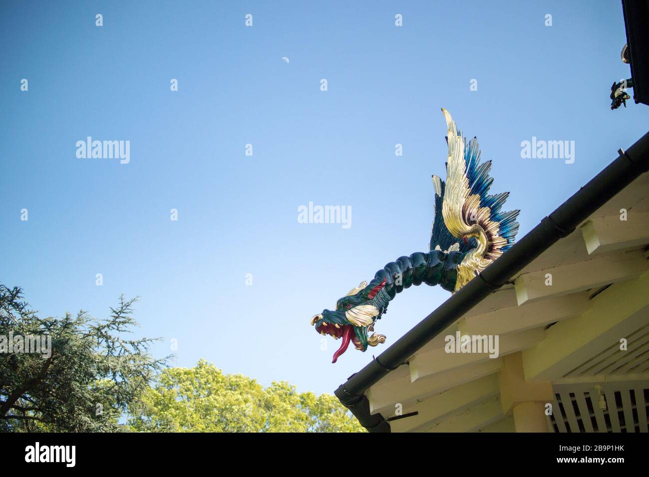 Primo piano di un drago in legno intagliato dorato sulla Grande Pagoda restaurata, Kew Gardens, progettato da Sir William Chambers, Foto Stock