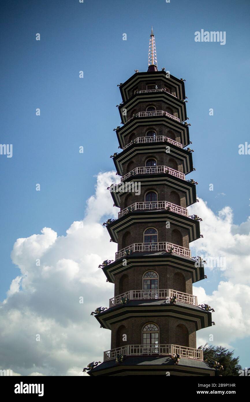La Grande Pagoda restaurata, progettata da Sir William Chambers, contro il cielo blu con nuvole completamente bianche. Foto Stock