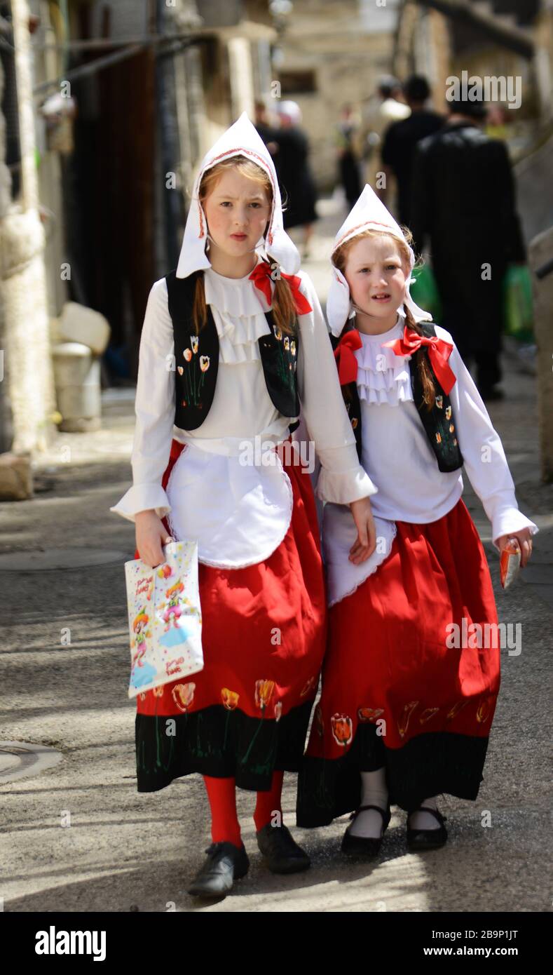 Hasidic ragazze che indossano costumi per il festival Purim. Foto Stock