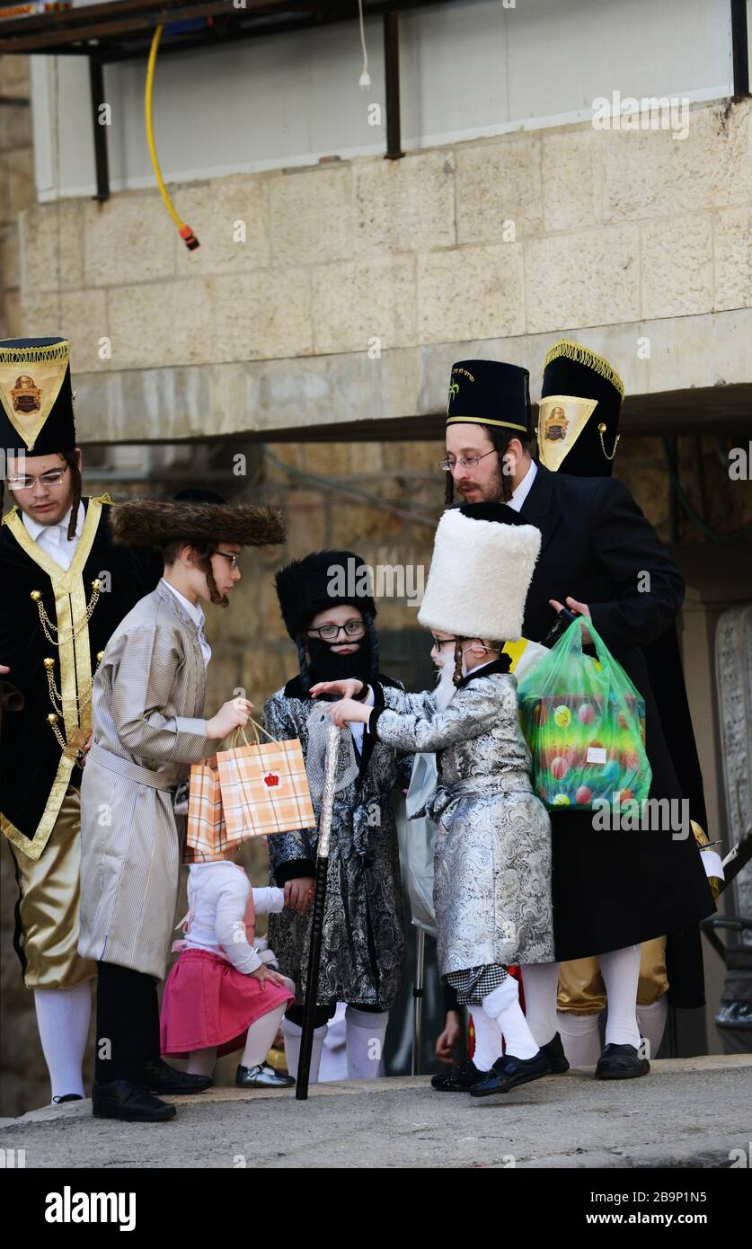 Celebrazioni Purim nel quartiere di Mea Shearim a Gerusalemme. Foto Stock