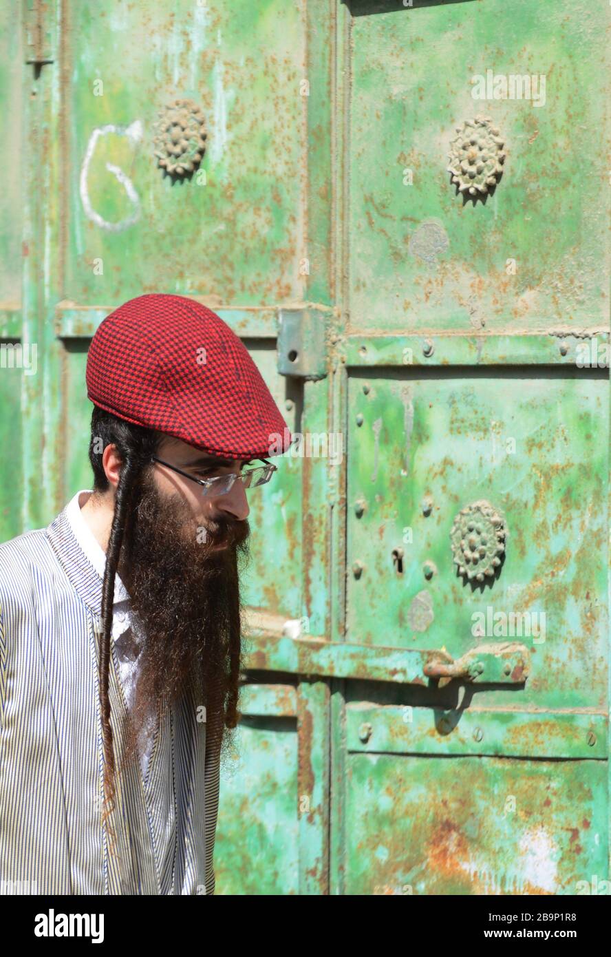 Un uomo ebraico che indossa un colorato cappuccio rosso. Foto Stock