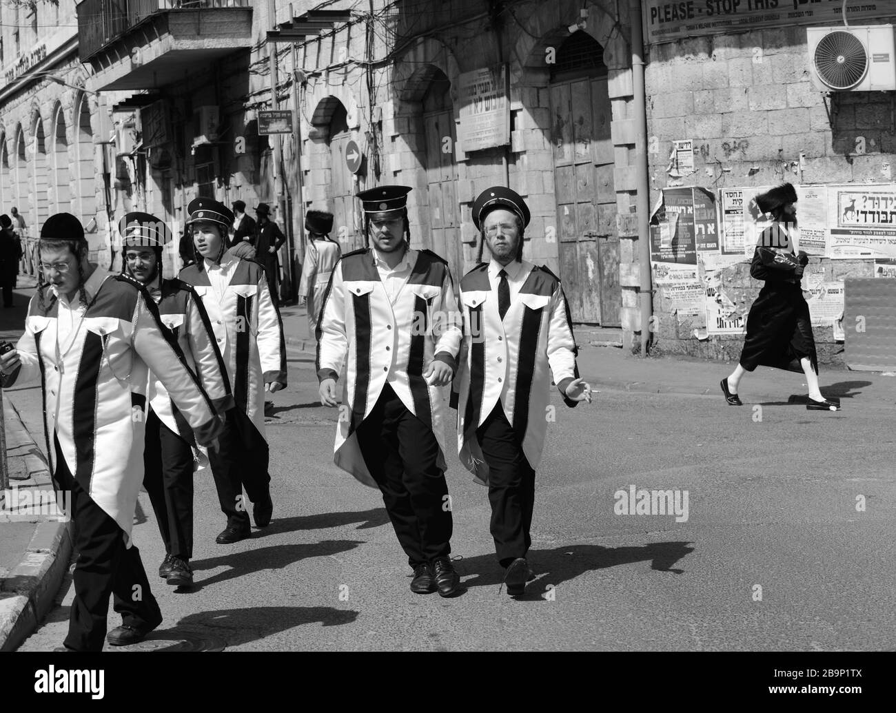 Adolescenti assidici che indossano costumi per la vacanza Purim a Mea Shearim, Gerusalemme. Foto Stock