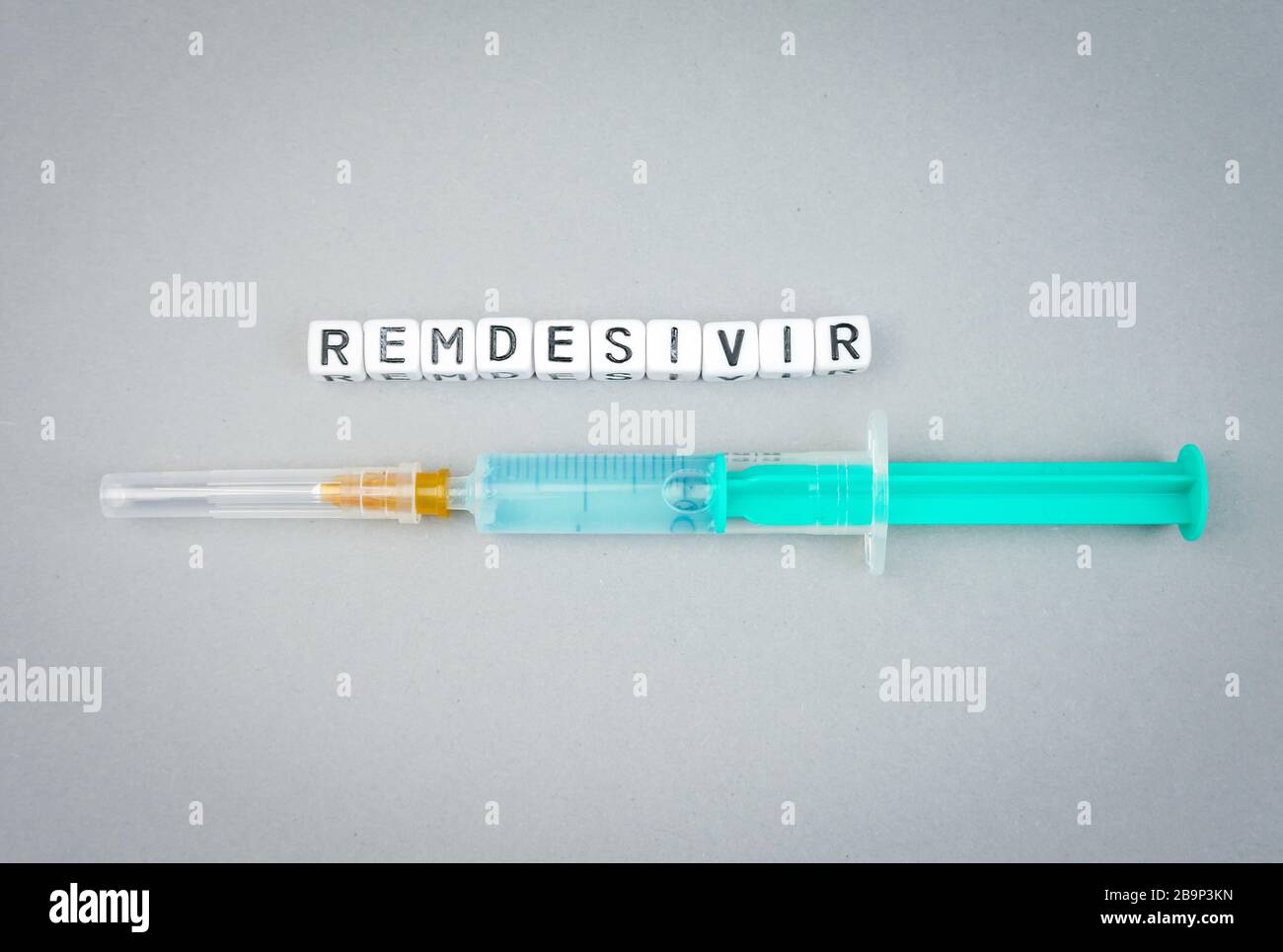 SARS cov 2 Covid 19 alfabeti con la parola Remdesivir un possibile trattamento per il virus Corona Foto Stock