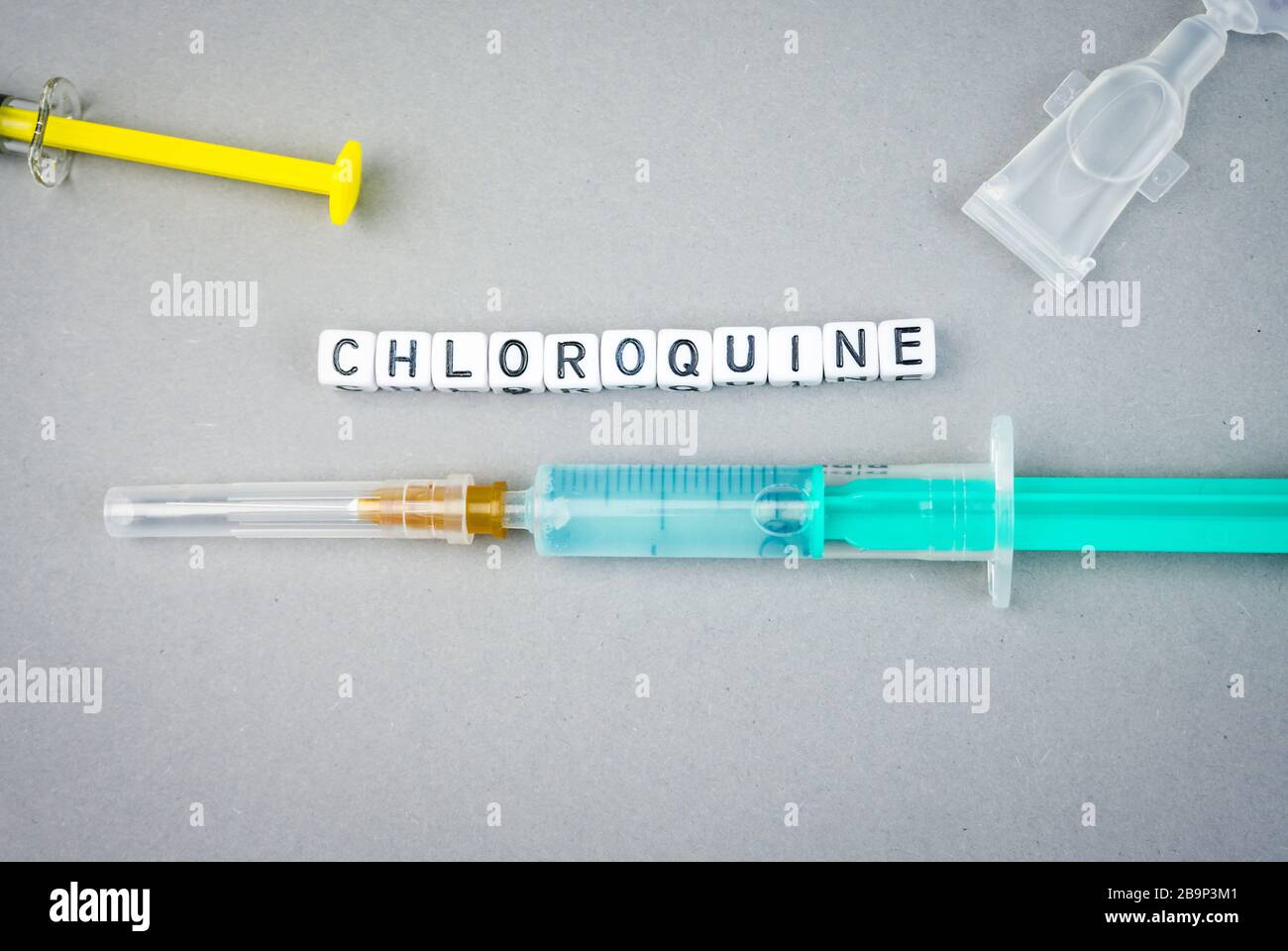 SARS cov 2 Covid 19 dices alfabetici con la parola Cloroquine un possibile trattamento per il virus Corona Foto Stock