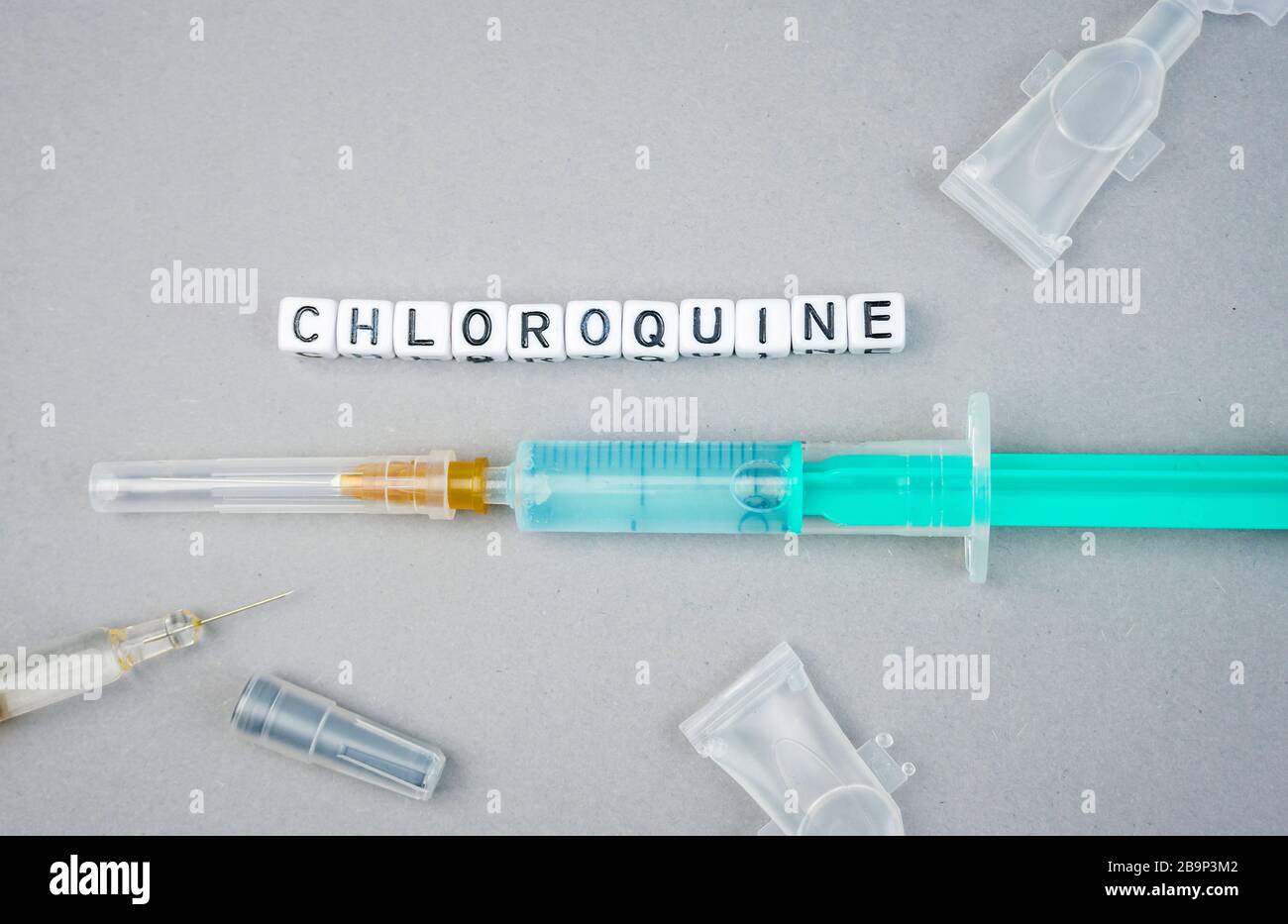 SARS cov 2 Covid 19 dices alfabetici con la parola Cloroquine un possibile trattamento per il virus Corona Foto Stock