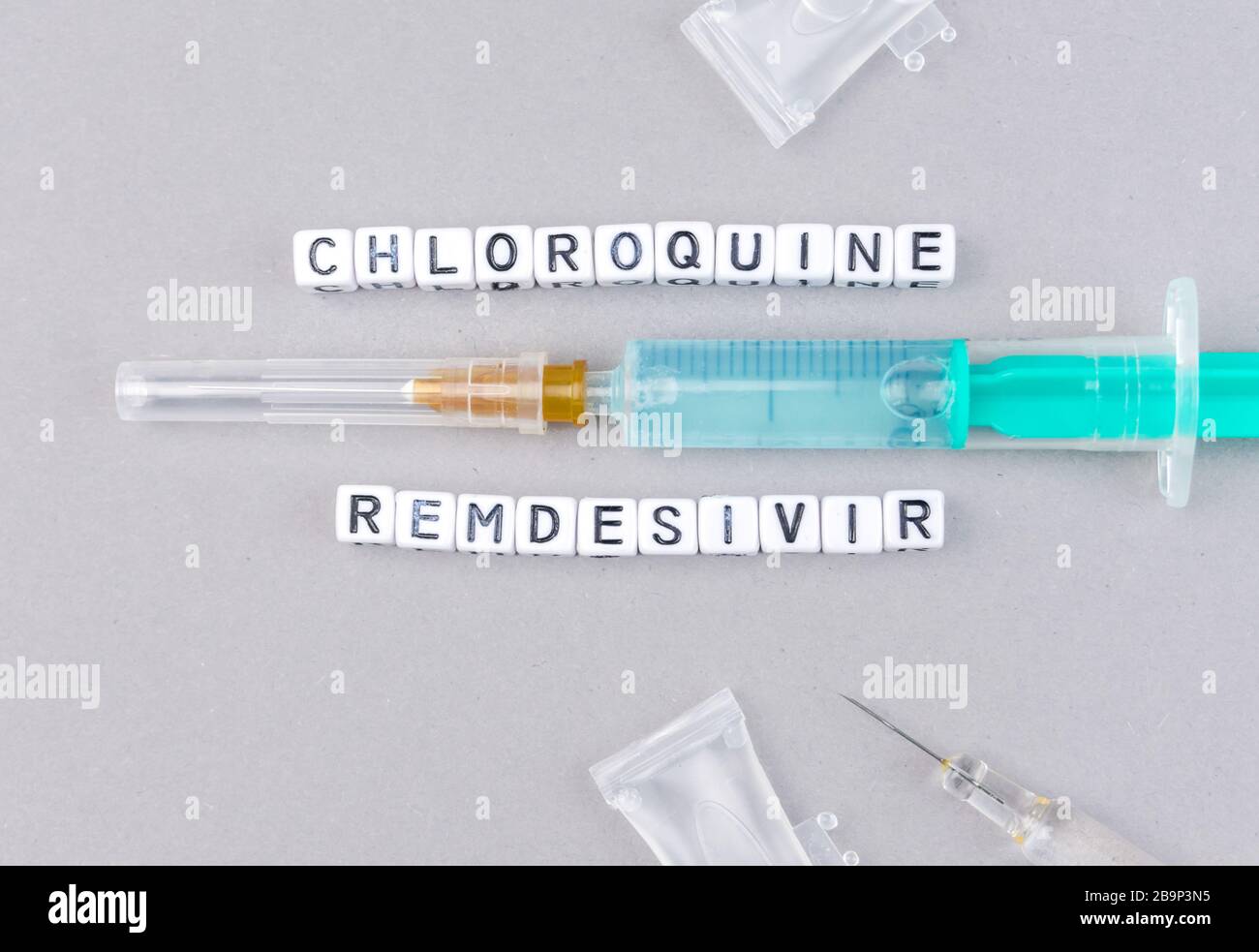 SARS cov 2 Covid 19 alfabeti con la parola Cloroquine e Remdesivir un possibile trattamento per il virus Corona Foto Stock