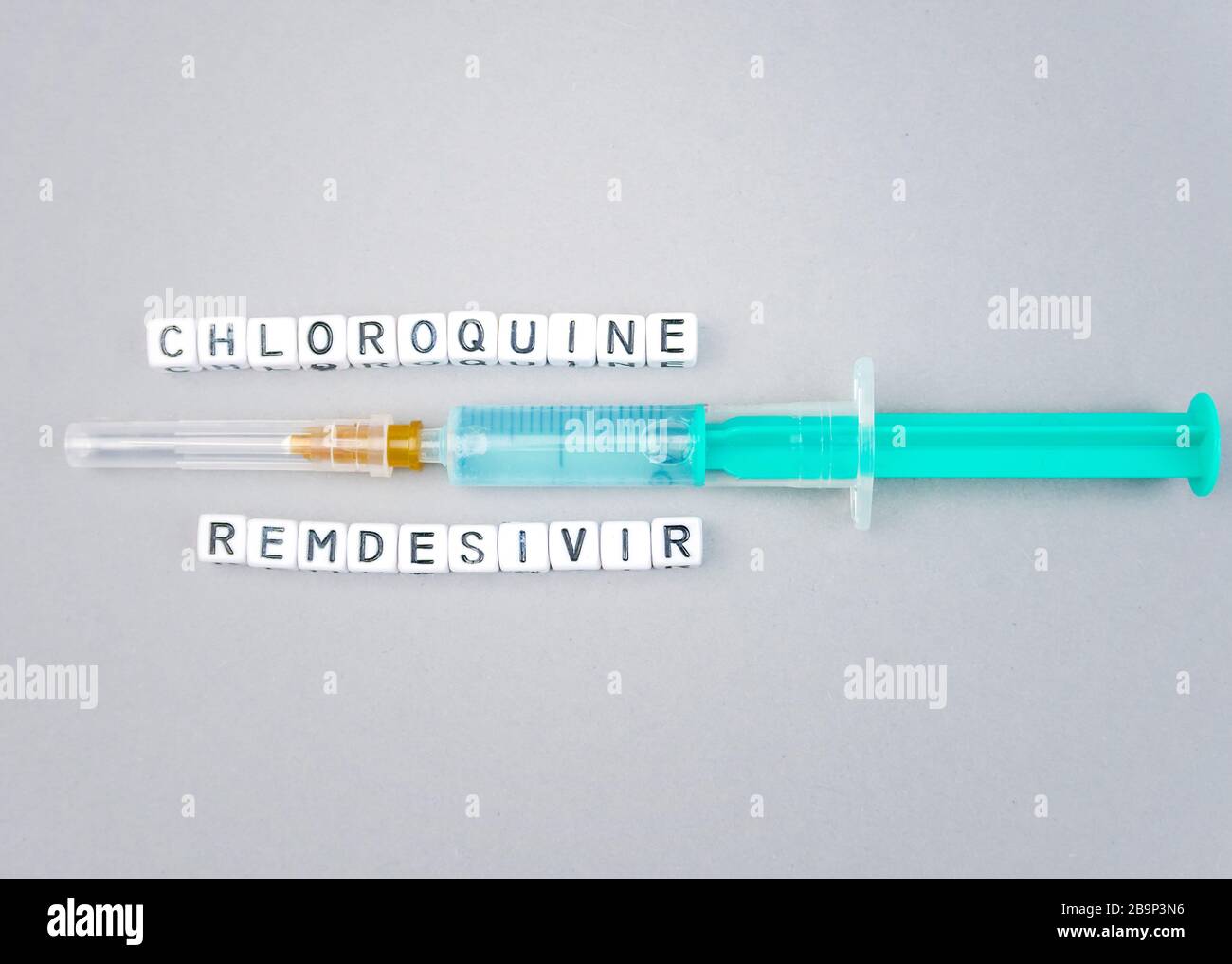SARS cov 2 Covid 19 alfabeti con la parola Cloroquine e Remdesivir un possibile trattamento per il virus Corona Foto Stock