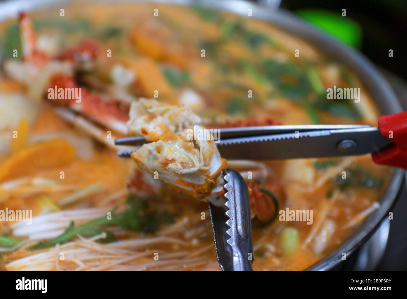 Pesce forbici taglio di un granchio gambe.Korean tradizionale cibo piccante granchio stufato zuppa, Kkotgetang Foto Stock