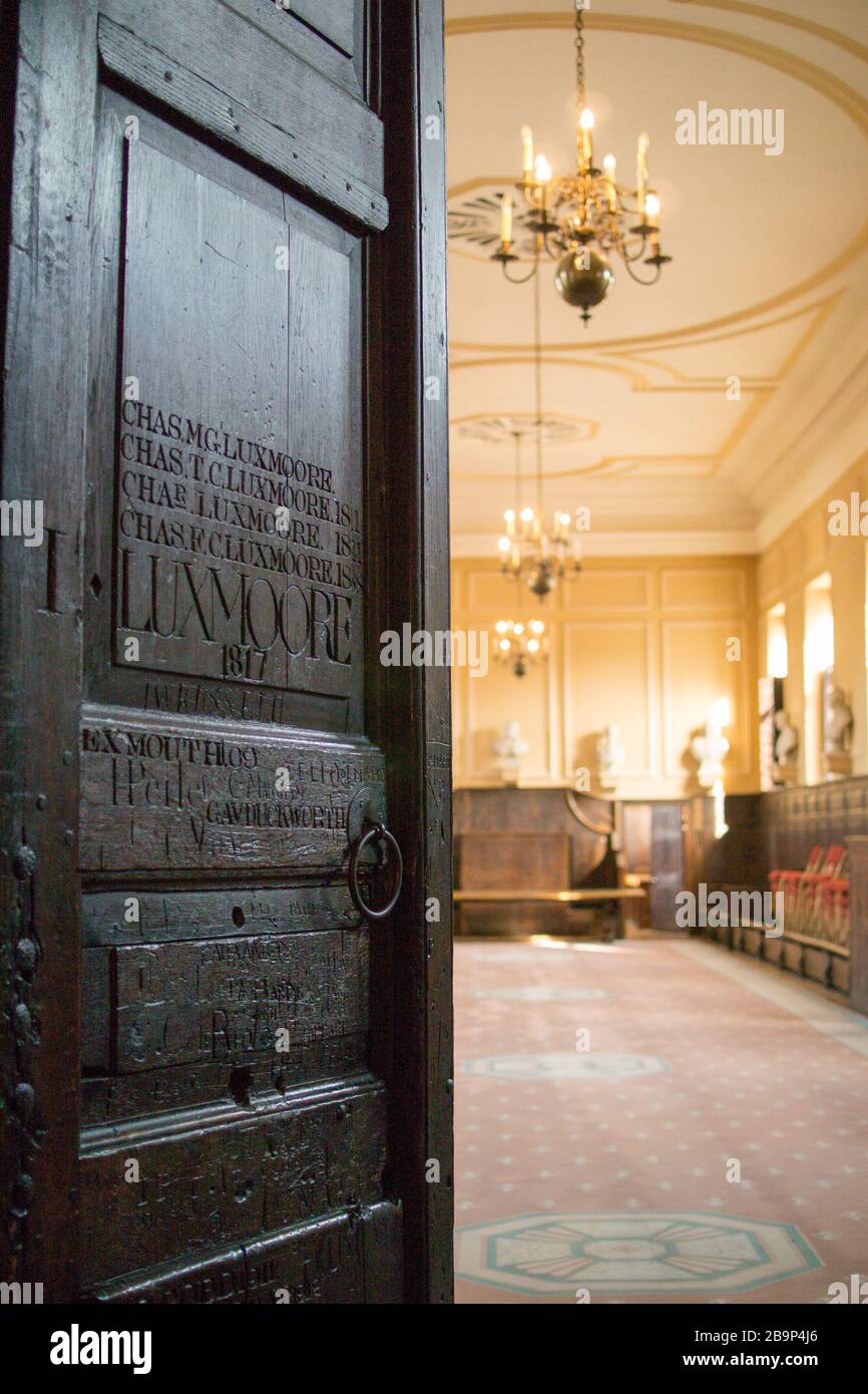 Peping attraverso la porta pesante di legno alla scuola superiore, Eton College Foto Stock