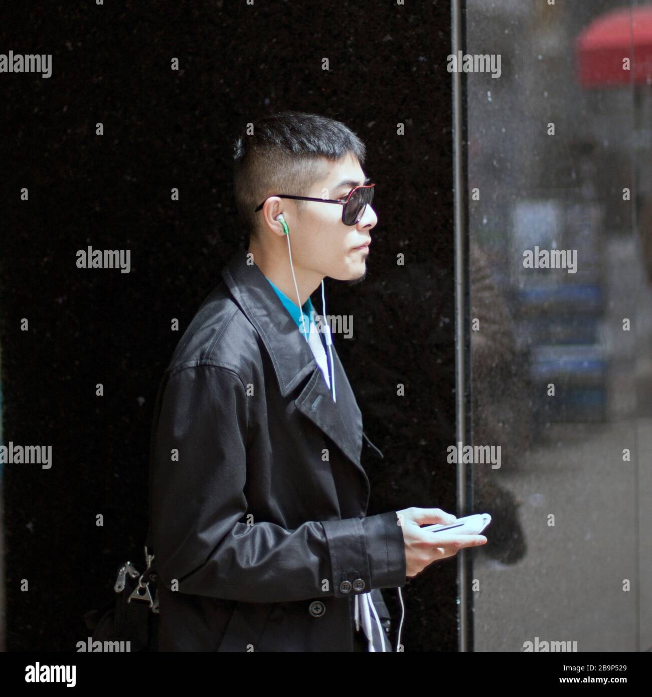 Un padre e una figlia giocano nell'oceano sull'isola di Anna Maria in Florida, Stati Uniti. Foto Stock