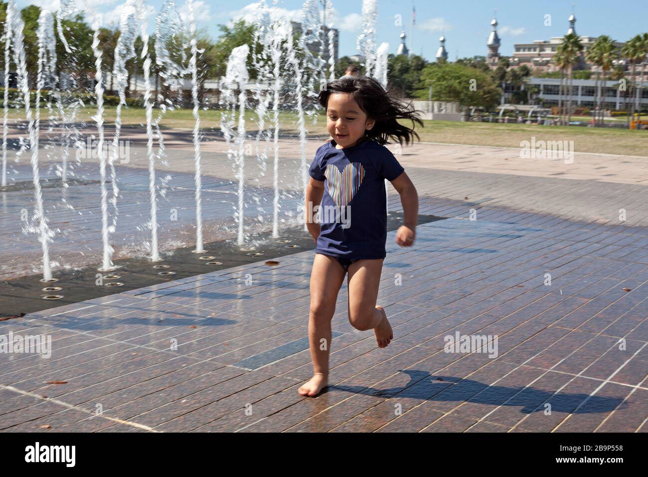 Il gioco d'acqua è goduto dalle famiglie al Curtis Hixon Waterfront Park a Tampa, Florida, Stati Uniti. Foto Stock