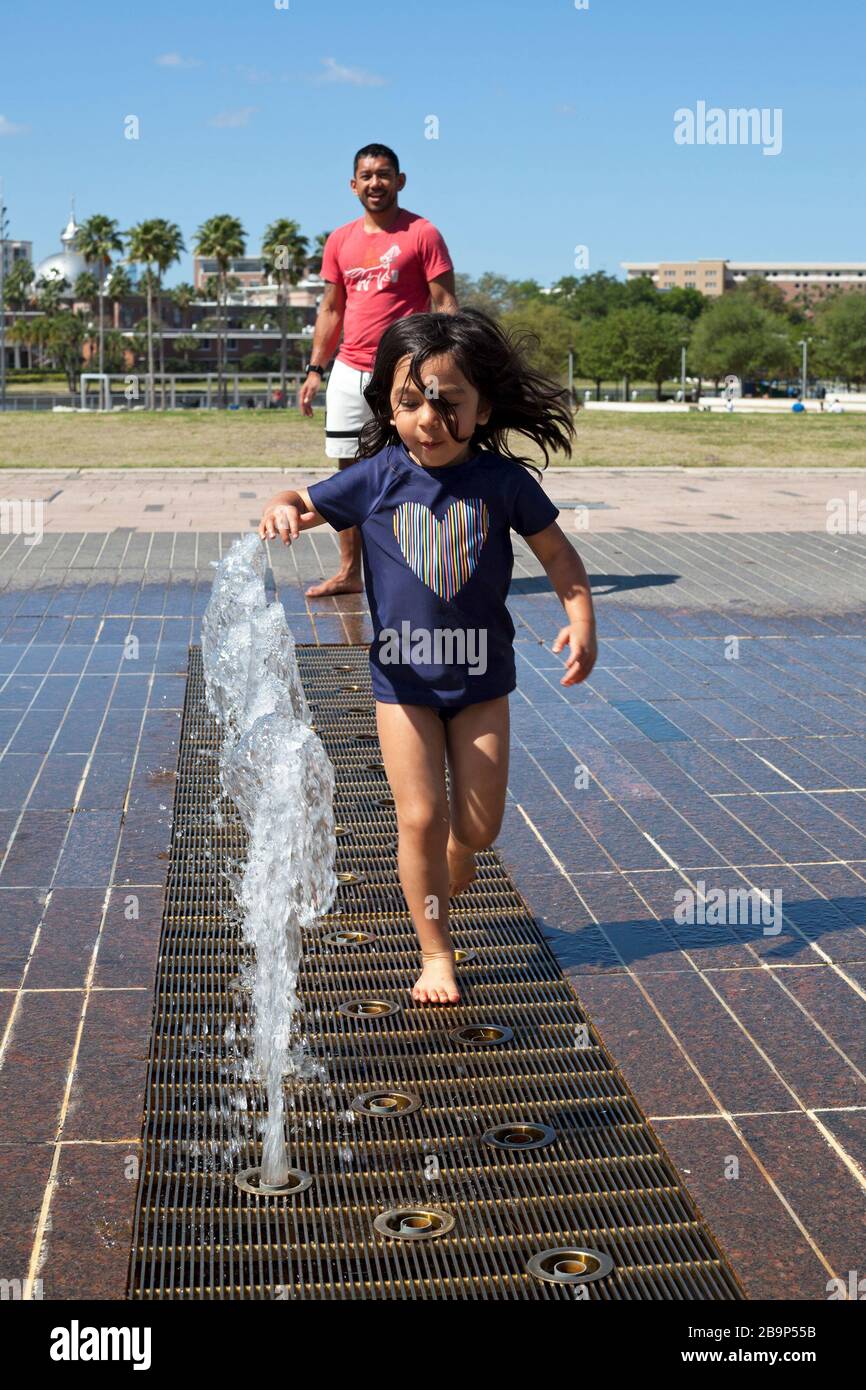 Il gioco d'acqua è goduto dalle famiglie al Curtis Hixon Waterfront Park a Tampa, Florida, Stati Uniti. Foto Stock