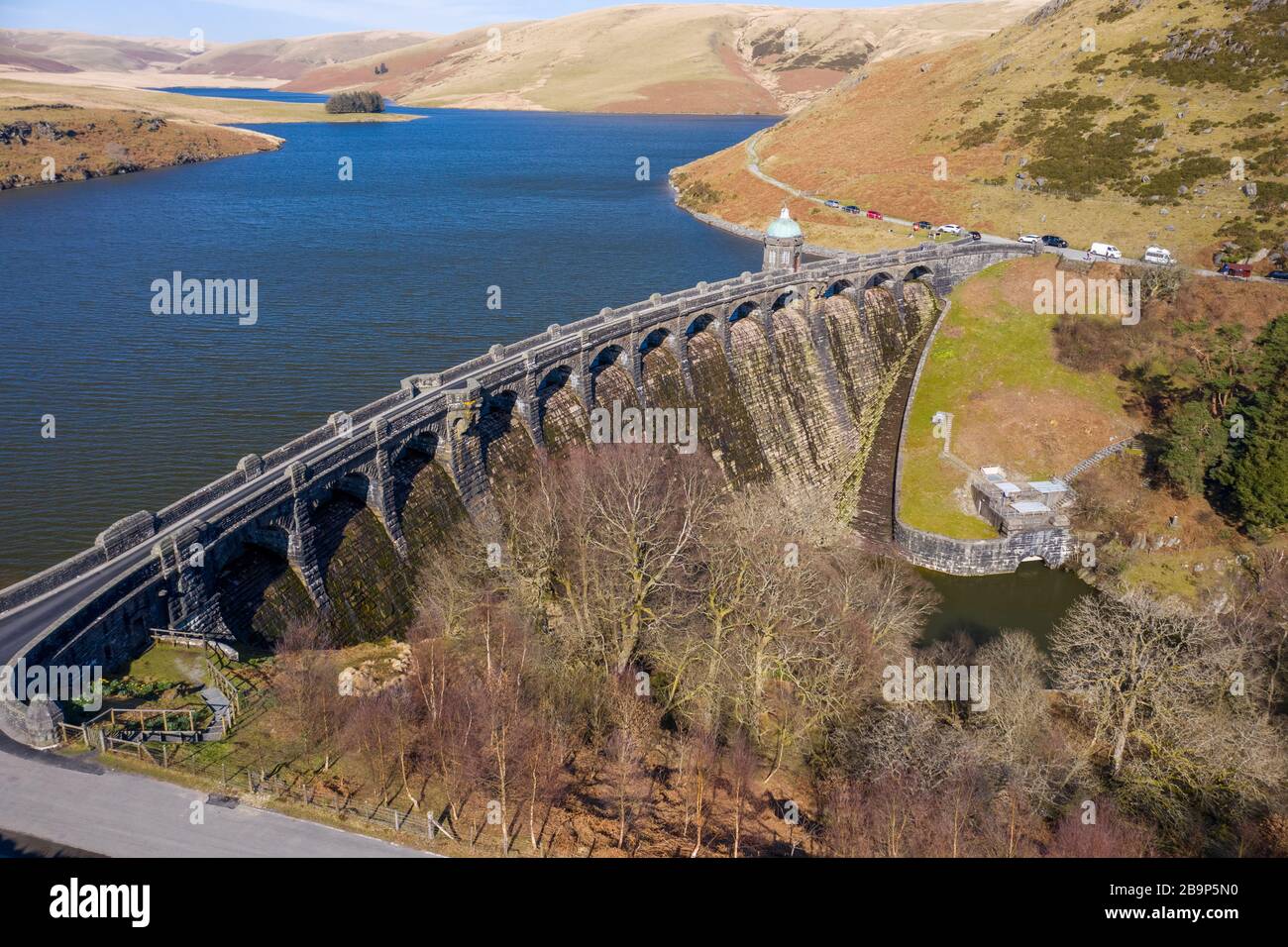 Veduta aerea della valle di Craig goch elan in una luminosa giornata di sole nel marzo 2020 inverno Foto Stock