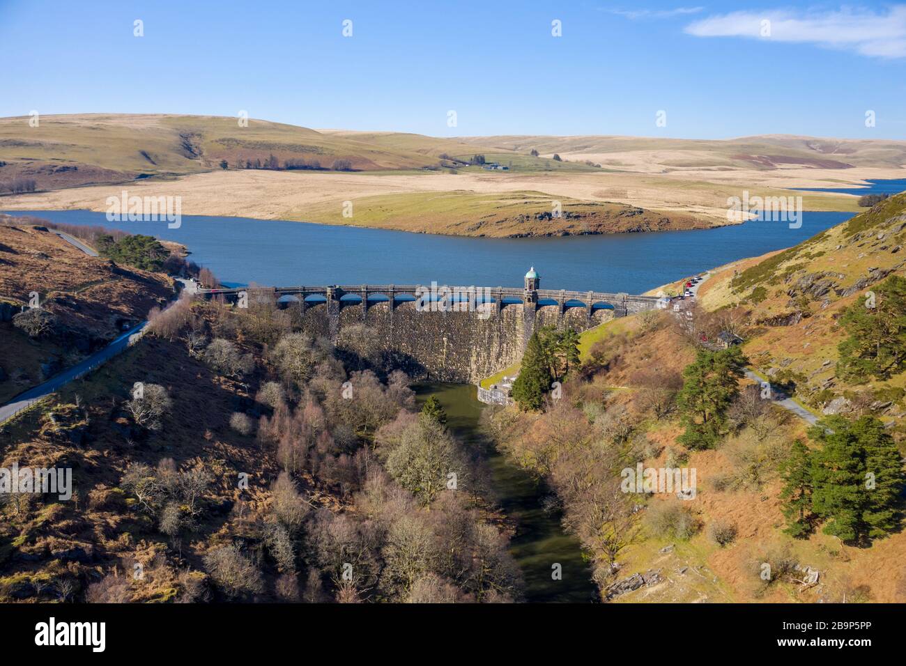 Veduta aerea della valle di Craig goch elan in una luminosa giornata di sole nel marzo 2020 inverno Foto Stock