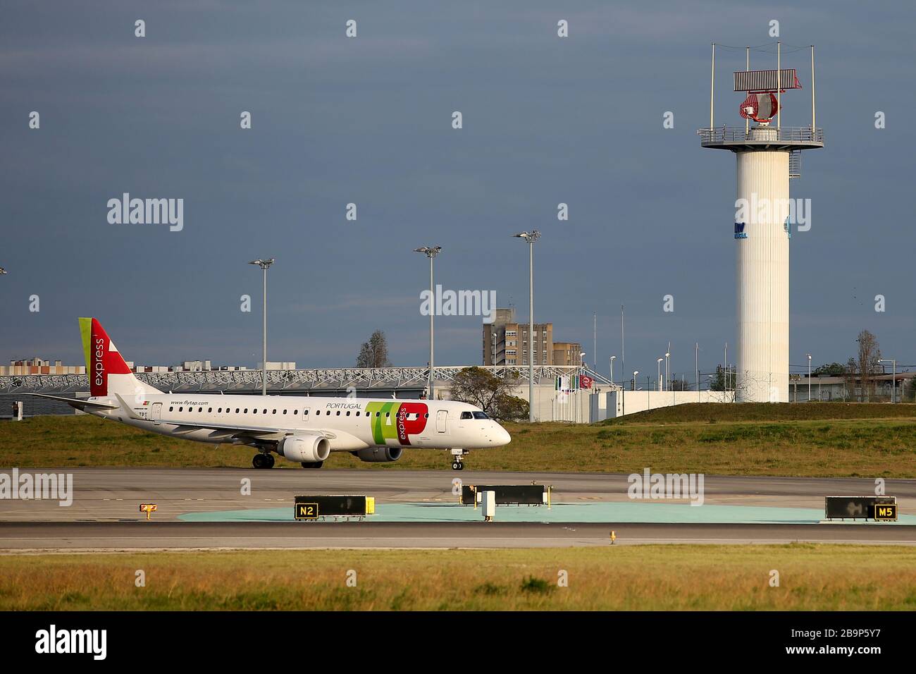 Lisbona, Lisbona. 24 Marzo 2020. Un velivolo di TAP Air Portugal si trova sull'Aeroporto di Humberto Delgado, in mezzo alla diffusione del COVID-19, a Lisbona, Portogallo, il 24 marzo 2020. COVID-19, causato dal nuovo coronavirus, ha infettato 2,362 persone e ha ucciso 33 persone in Portogallo, secondo le ultime autorità sanitarie. Credit: Pedro Fiuza/Xinhua/Alamy Live News Foto Stock