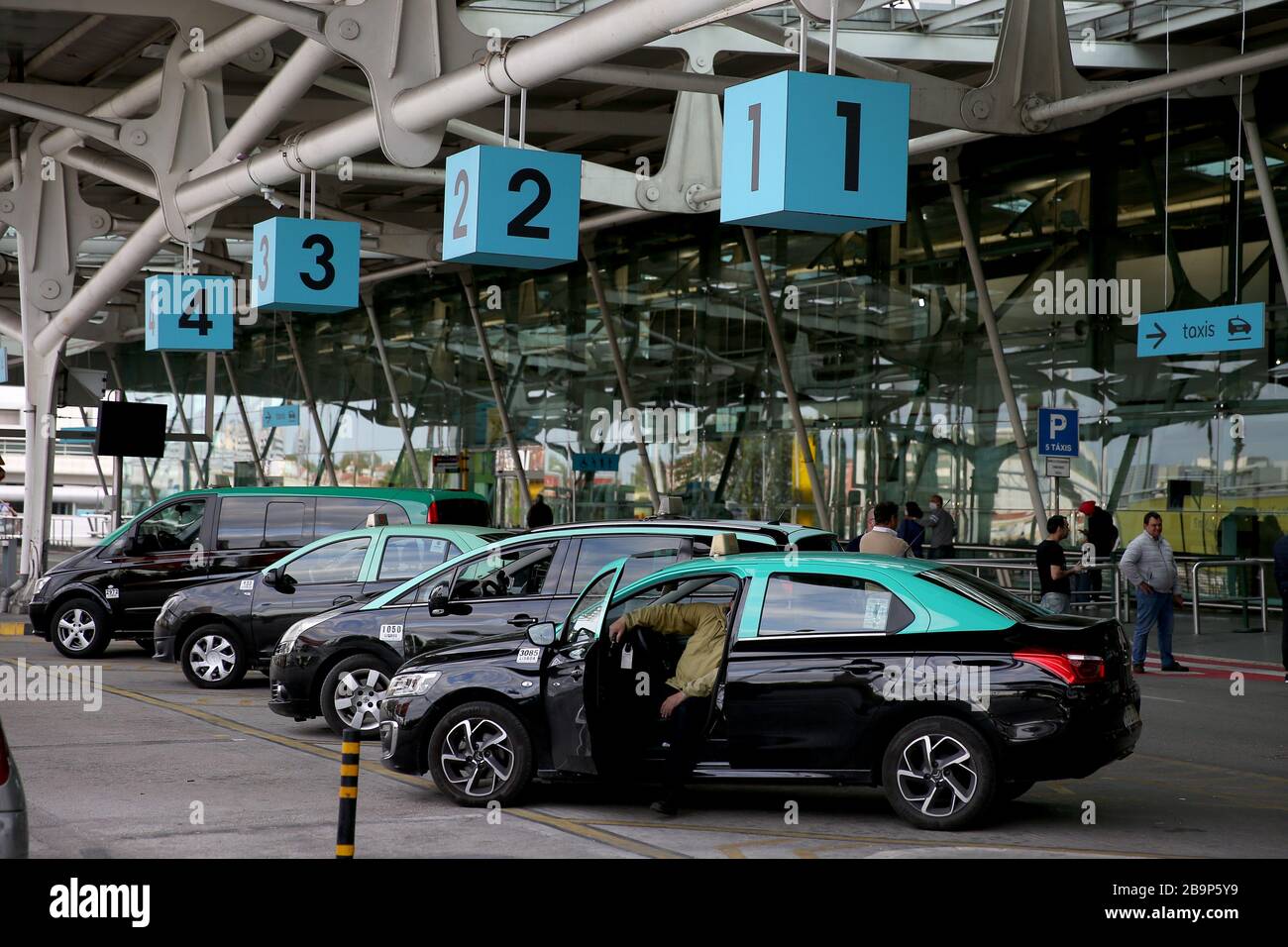 Lisbona, Lisbona. 24 Marzo 2020. I tassisti attendono i clienti all'Aeroporto di Humberto Delgado, nel mezzo della diffusione della COVID-19, a Lisbona, Portogallo, il 24 marzo 2020. COVID-19, causato dal nuovo coronavirus, ha infettato 2,362 persone e ha ucciso 33 persone in Portogallo, secondo le ultime autorità sanitarie. Credit: Pedro Fiuza/Xinhua/Alamy Live News Foto Stock