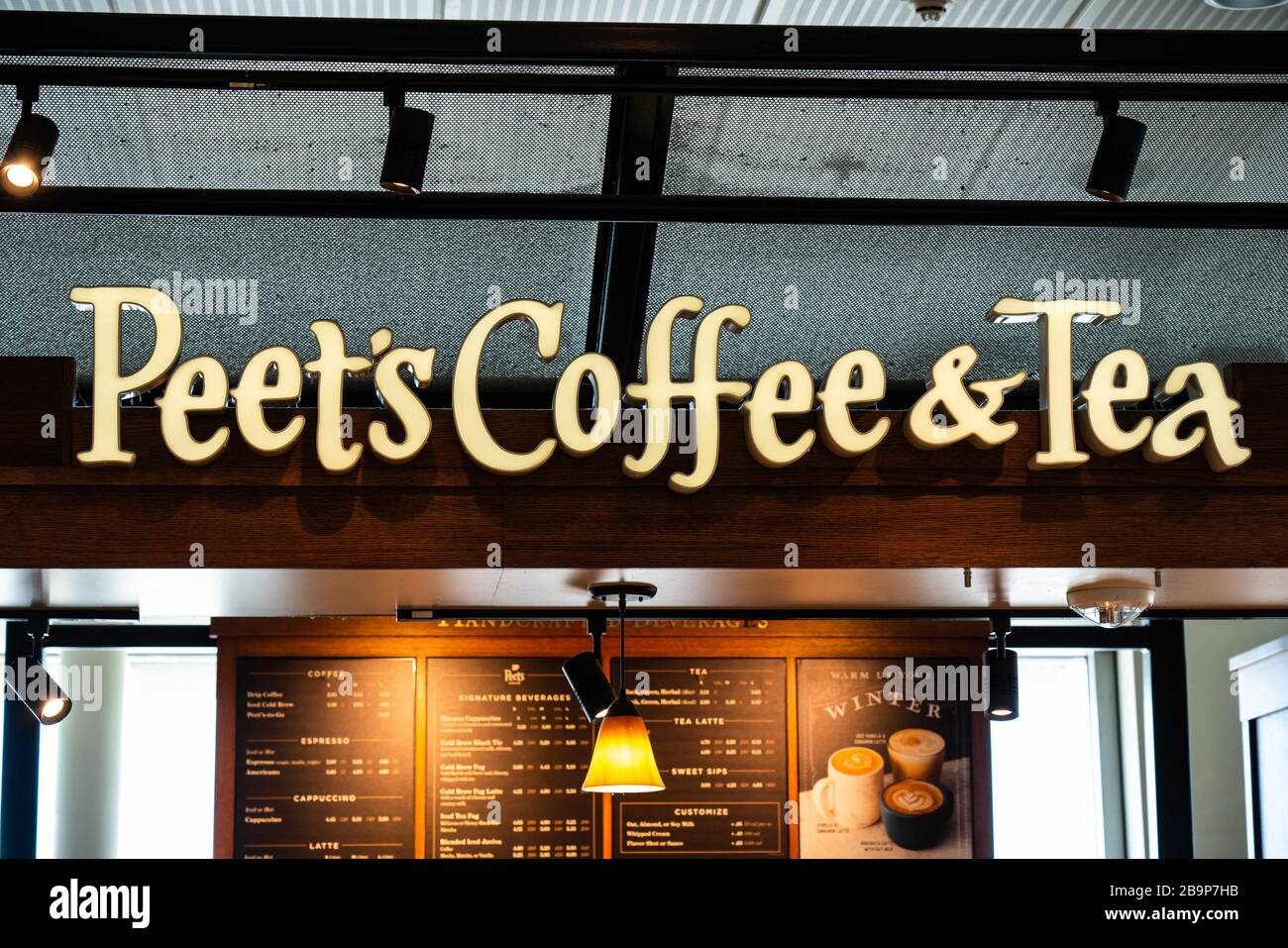 San Jose, Stati Uniti. 25 Feb 2020. Peet's Coffee & Tea visto al Norman Y. Mineta San Jose International Airport. Credit: Alex Tai/SOPA Images/ZUMA Wire/Alamy Live News Foto Stock