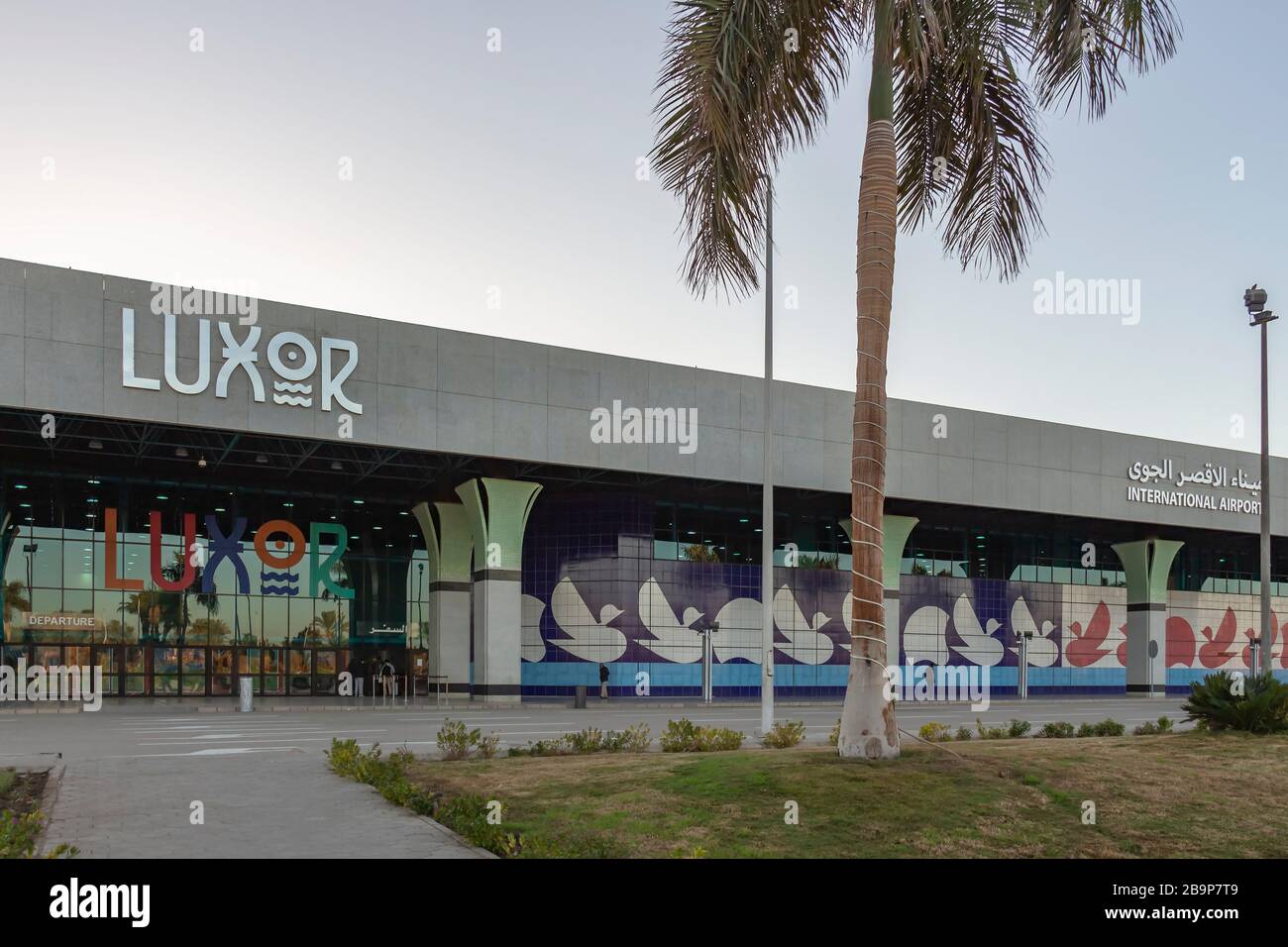 Luxor, Egitto - 30 dicembre 2019: Vista esterna dell'Aeroporto Internazionale di Luxor durante il giorno di pausa Foto Stock