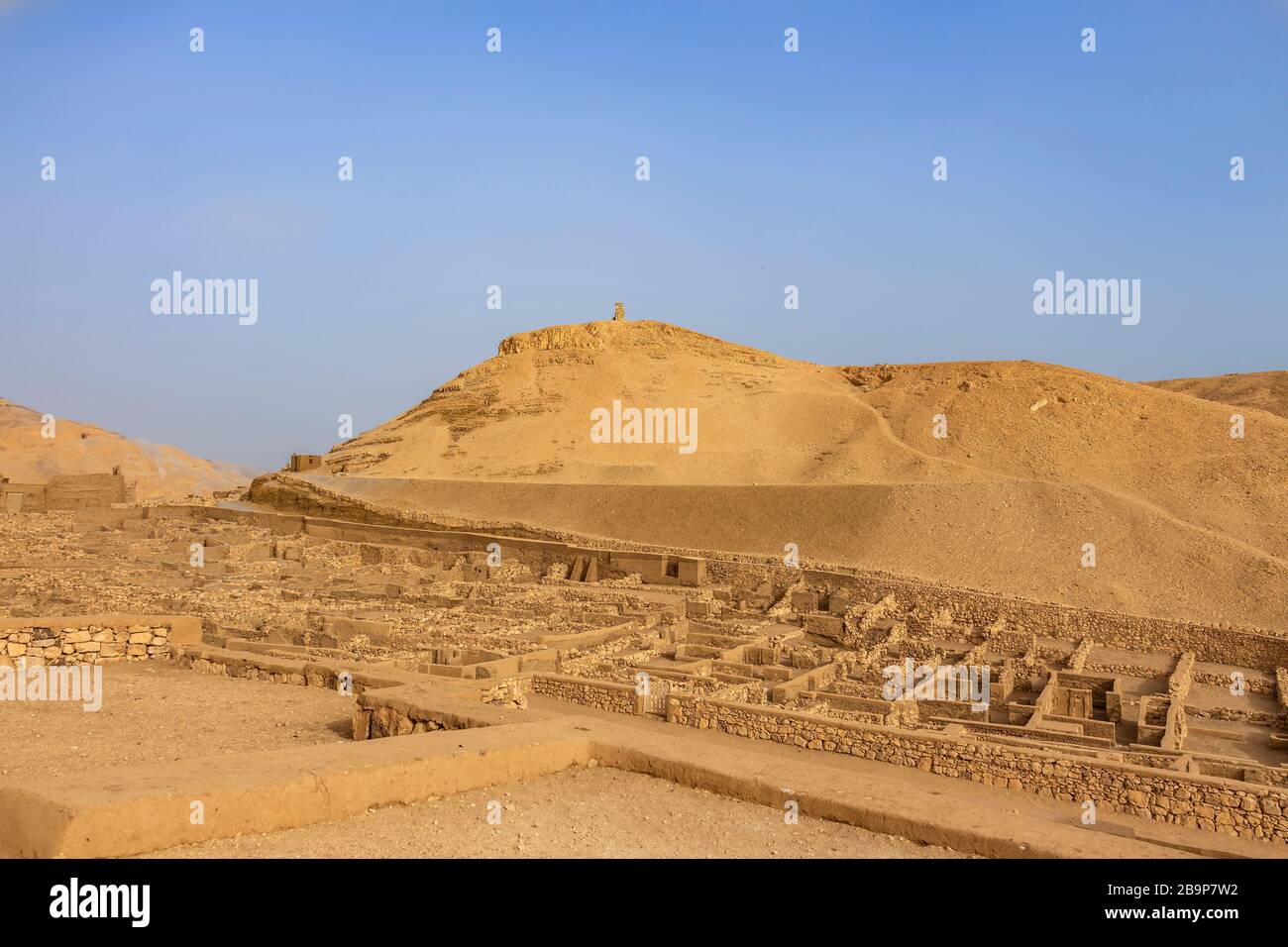Deir el-Medina (Valle dei lavoratori), un antico villaggio egiziano che ospita artigiani che hanno lavorato sulle tombe nella Valle dei Re durante il 18t Foto Stock