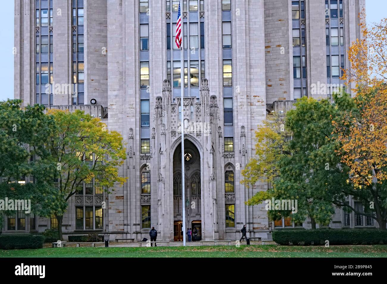 PITTSBURGH - NOVEMBRE, 2019: L'ingresso all'alta Cattedrale di leanring è circondato da un arco in pietra con dettagli architettonici gotici. Foto Stock