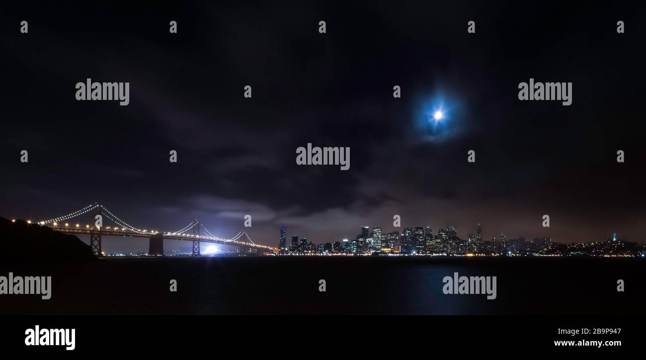 Famosa vista dello skyline di San Francisco e del Bay Bridge di notte da Treasure Island, California, Stati Uniti, Nord America, colore Foto Stock