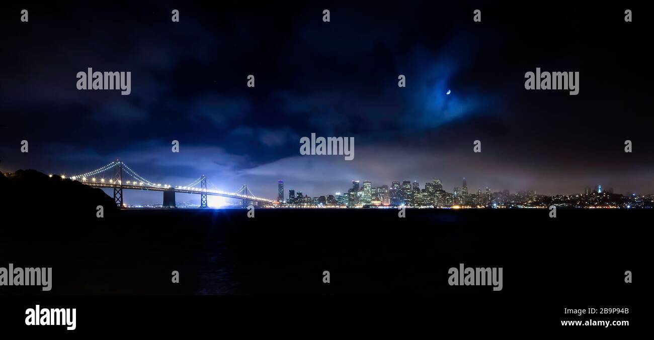 Famosa vista dello skyline di San Francisco e del Bay Bridge di notte da Treasure Island, California, Stati Uniti, Nord America, colore Foto Stock