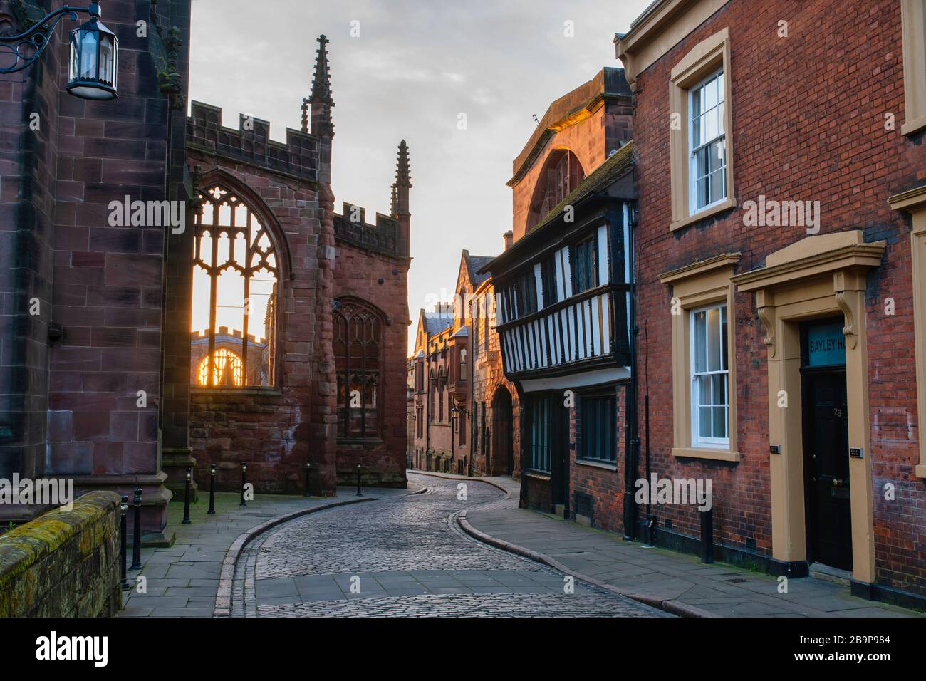 Vecchia Cattedrale di Coventry e Bayley Lane all'alba in primavera. Coventry, West Midlands, Inghilterra Foto Stock