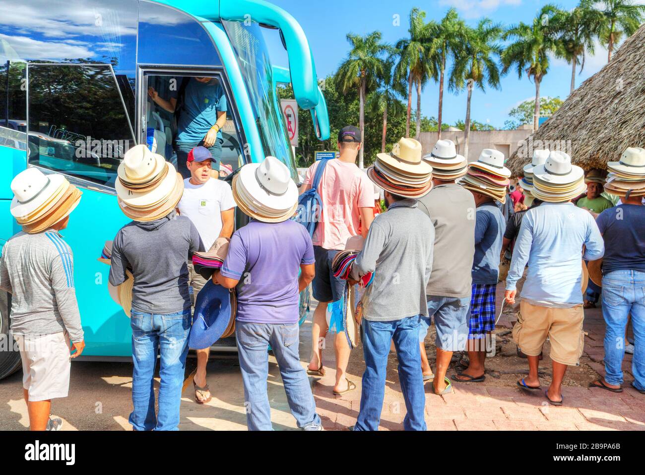 Chichen Itza, Messico - 23 dicembre 2019: I turisti escono da un autobus turistico per visitare Chichen Itza, la più grande città archeologica del pre-colombiano Foto Stock