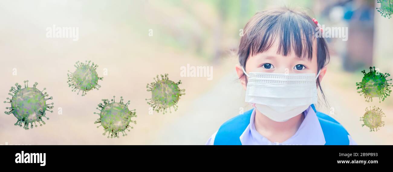 La bambina della scuola ha la maschera proteggersi da Coronavirus COVID-19 quando il bambino va a scuola, studente con una maschera sul suo naso per la sicurezza dalla malattia Foto Stock