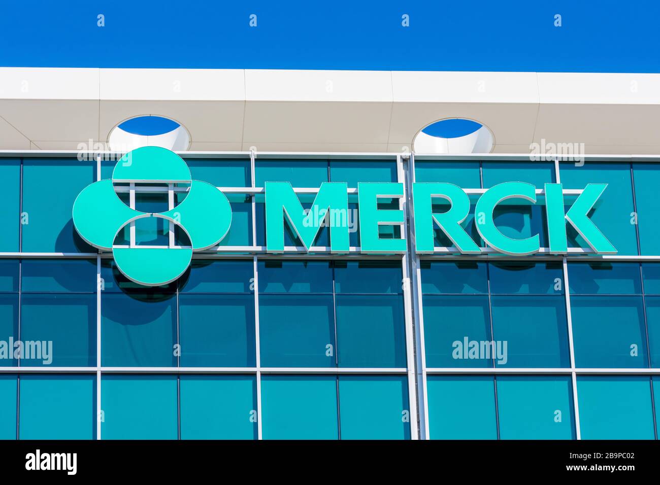 Logo Merck presso i Merck Research Laboratories di Silicon Valley. Merck Co., Inc. È una multinazionale americana farmaceutica - South San Francisco Foto Stock