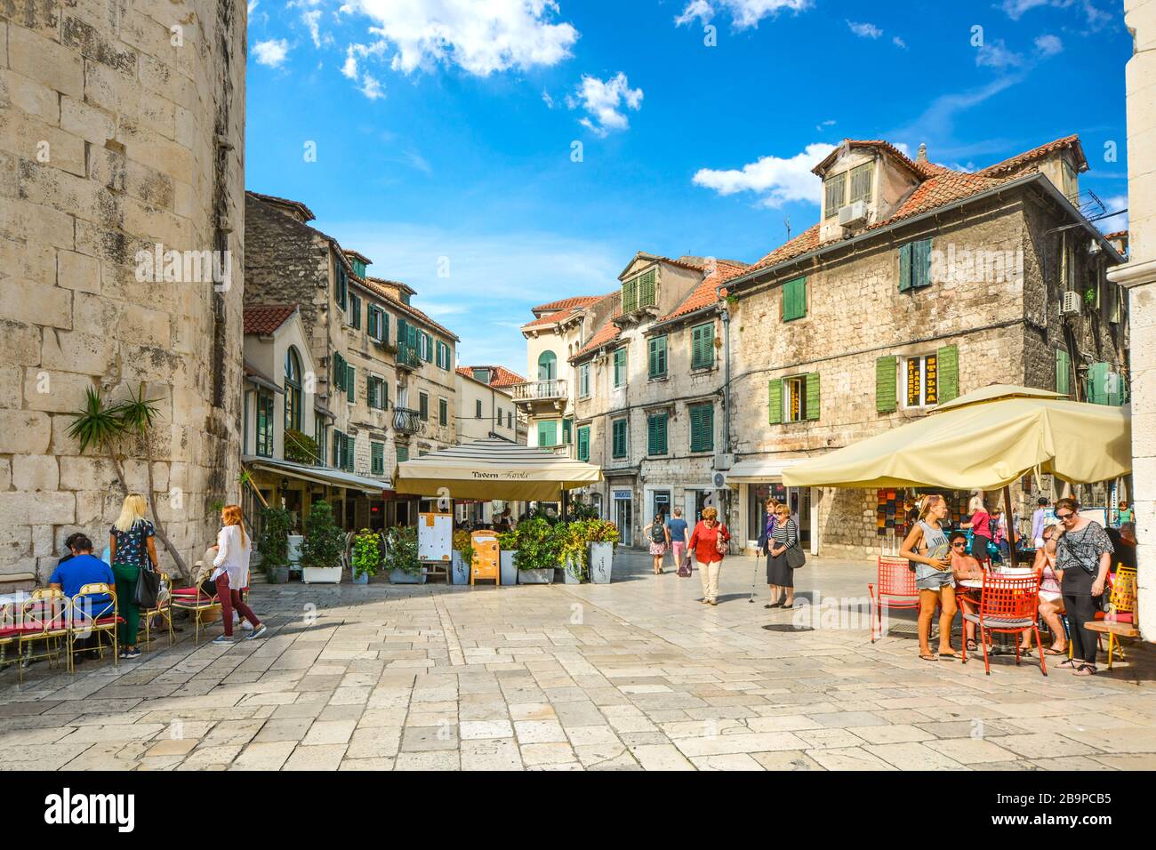 Il turista a godere di caffetterie e negozi su un inizio autunno pomeriggio sulla piazza di frutta nel palazzo di Diocleziano la sezione della vecchia citta di Spalato, Croazia. Foto Stock