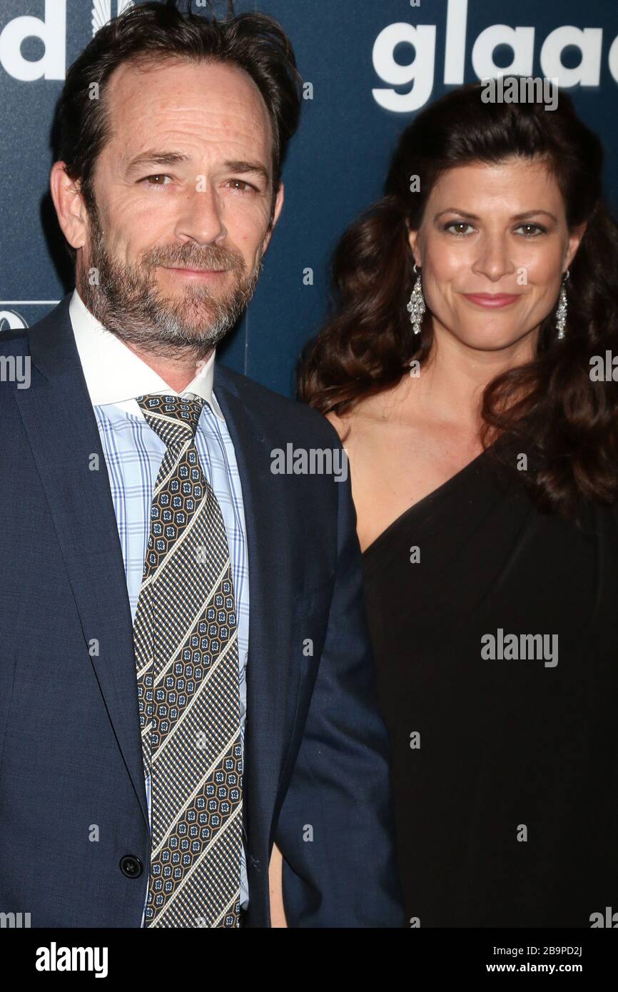 1 aprile 2017, Beverly Hills, CA, Stati Uniti d'America: LOS ANGELES - Apr 1: Luke Perry e Wendy Madison Bauer, ospite al 28° GLAAD Media Awards annuale al Beverly Hilton Hotel il 1 aprile 2017 a Beverly Hills, CA (immagine di credito: © Kay Blake/ZUMA Wire) Foto Stock