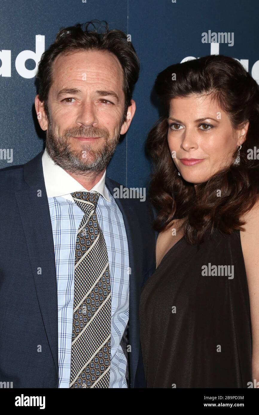 1 aprile 2017, Beverly Hills, CA, Stati Uniti d'America: LOS ANGELES - Apr 1: Luke Perry e Wendy Madison Bauer, ospite al 28° GLAAD Media Awards annuale al Beverly Hilton Hotel il 1 aprile 2017 a Beverly Hills, CA (immagine di credito: © Kay Blake/ZUMA Wire) Foto Stock