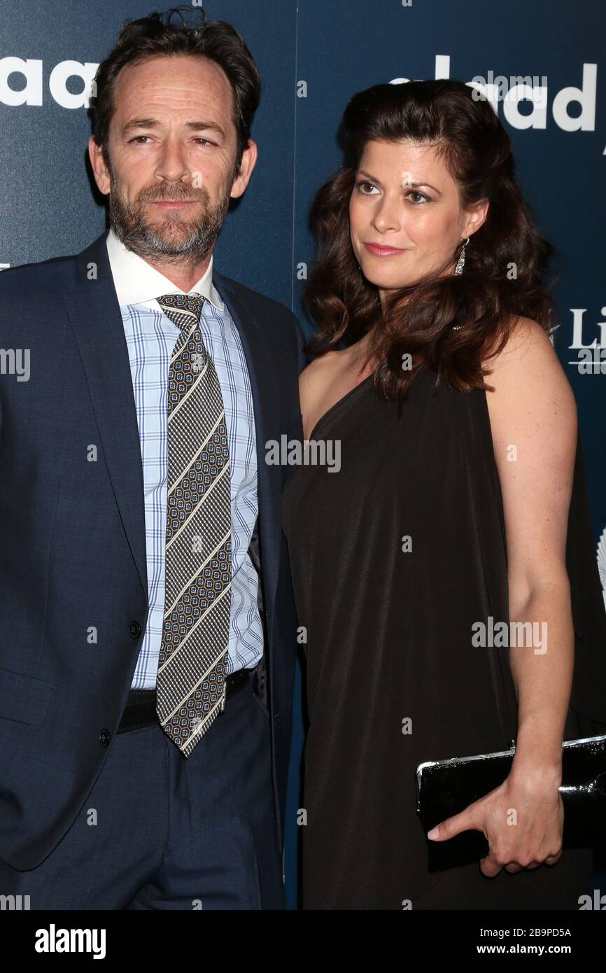 1 aprile 2017, Beverly Hills, CA, Stati Uniti d'America: LOS ANGELES - Apr 1: Luke Perry e Wendy Madison Bauer, ospite al 28° GLAAD Media Awards annuale al Beverly Hilton Hotel il 1 aprile 2017 a Beverly Hills, CA (immagine di credito: © Kay Blake/ZUMA Wire) Foto Stock