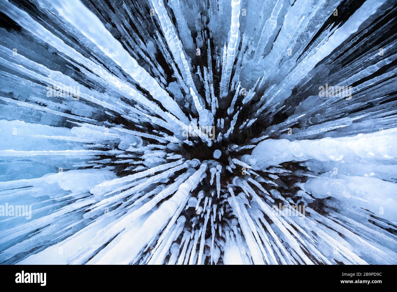 Dettagli sul ghiaccio del lago ghiacciato Baikal durante un'alba invernale. Irkutsk, Siberia, Russia. Foto Stock