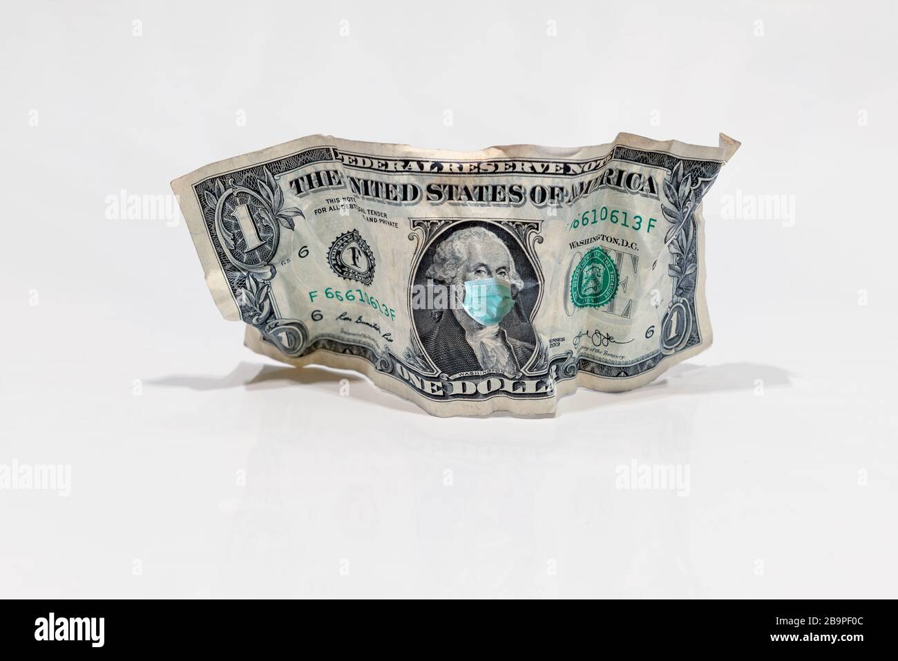 Una banconota da dollari americani con maschera facciale contro le infezioni. Foto Stock