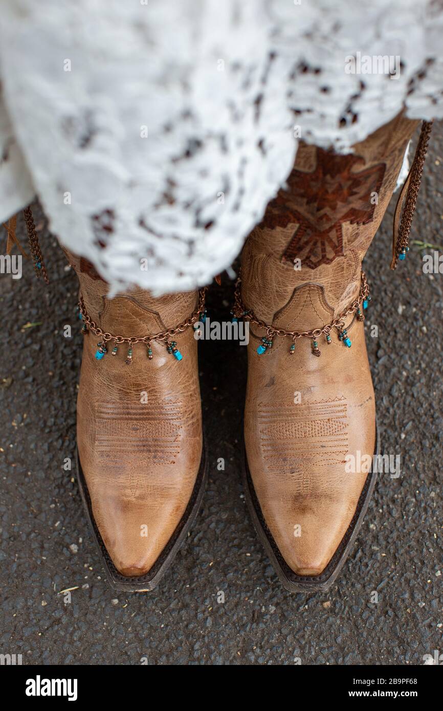 Sposa alternativa indossando stivali cowboy Foto Stock