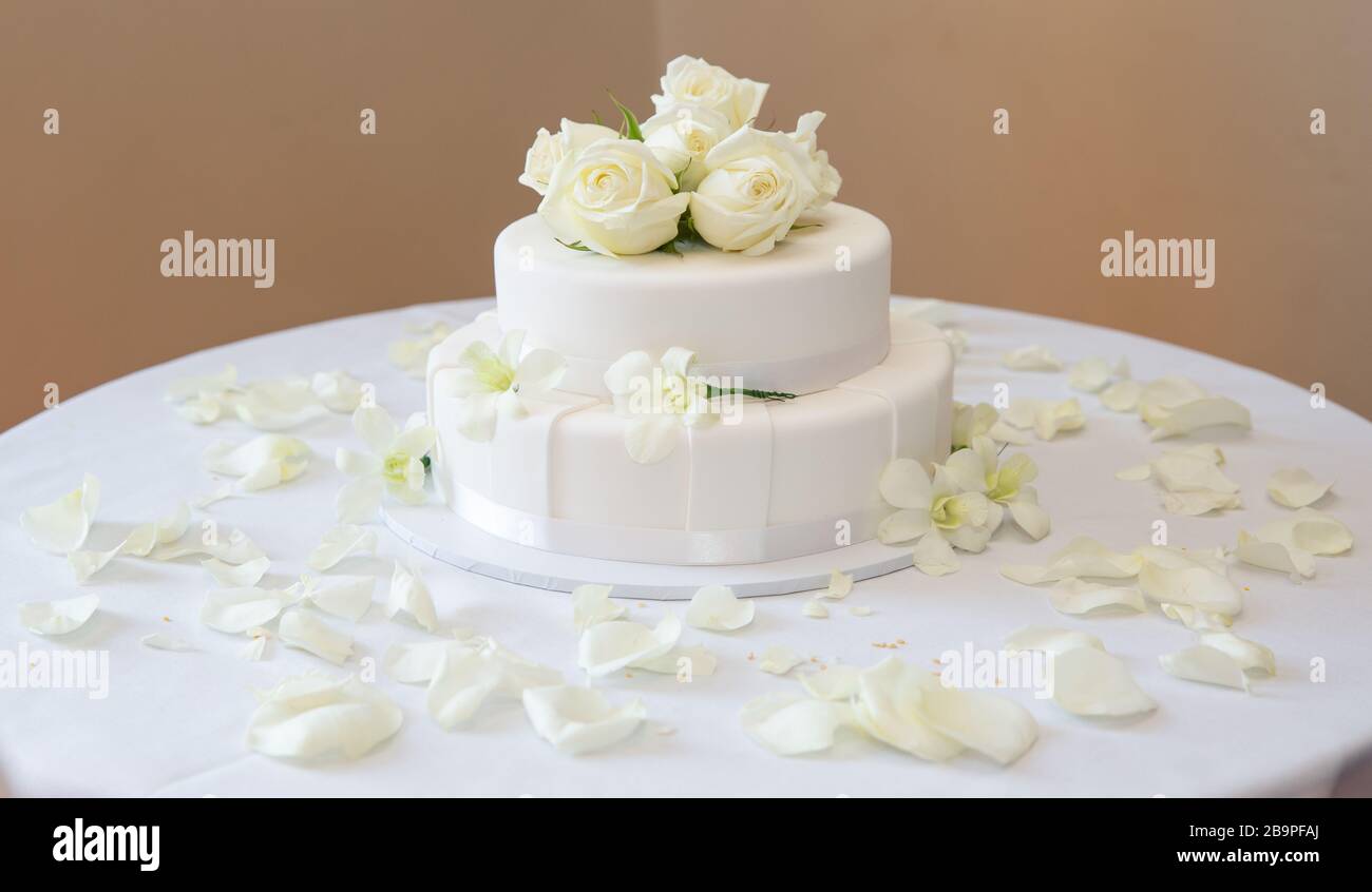 Piccola torta nuziale Foto Stock